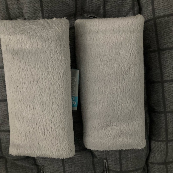 SOLD. Car seat/stroller inserts with straps - Picture 4 of 5